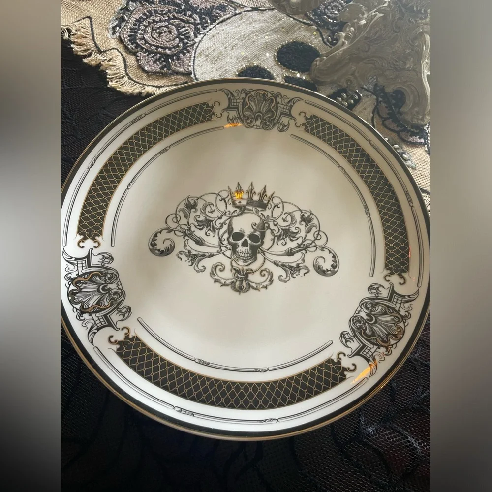 GRACE TEAWARE NWOT Crowned Skull Gothic Design Fine Porcelain Cake Pedestal